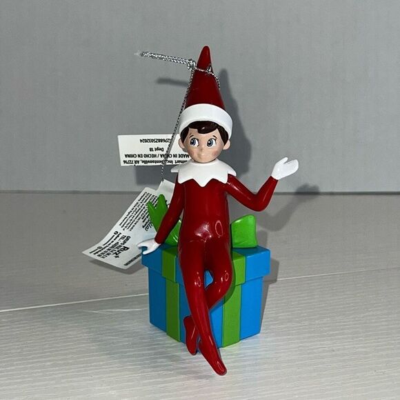 Christmas Ornament The Elf On The Shelf 2024 Sitting Present Ruz Santaverse - Picture 1 of 6